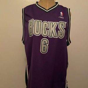 Kids XL 18-20 Vintage Milwaukee Bucks Jersey.